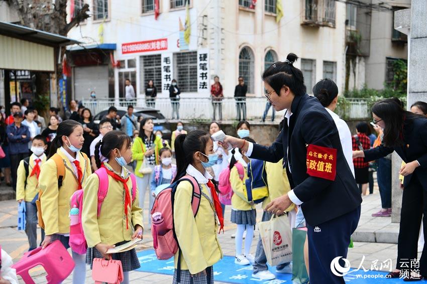 昆明東站實驗學校開學第一天，防控疫情一刻也不放鬆。攝影：王正鵬