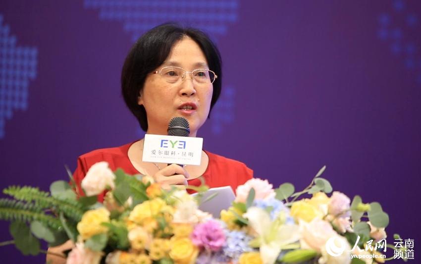 中國醫師協會眼科醫師分會斜視與小兒眼科專委會副主任委員、昆明愛爾眼科醫院院長許江濤主持開幕式。（人民網 虎遵會 攝）