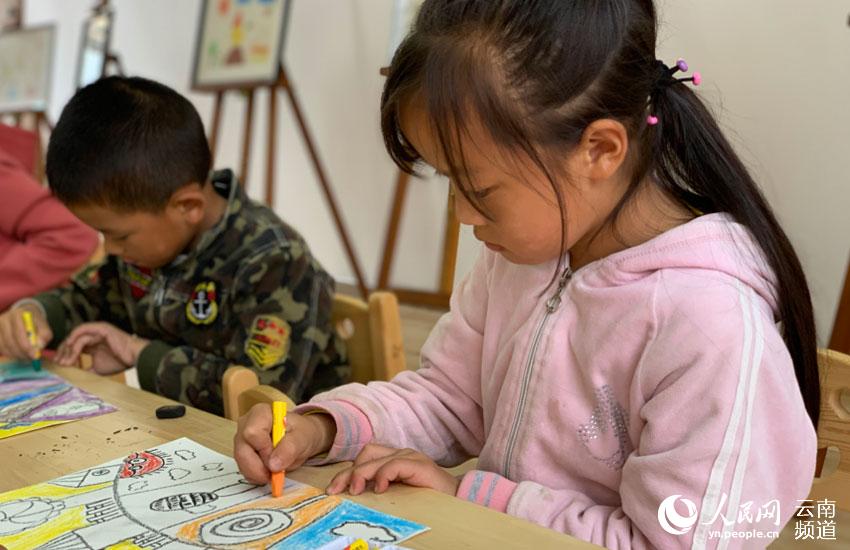 6歲的袁晨曦正在畫自己心中的“小康生活”（人民網 曾智慧 攝）