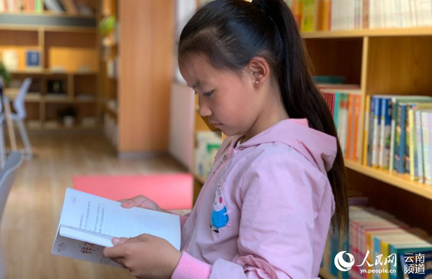 在會澤縣新時代文明實踐中心裡易地搬遷而來的孩子們正在閱讀書籍（人民網 曾智慧 攝）