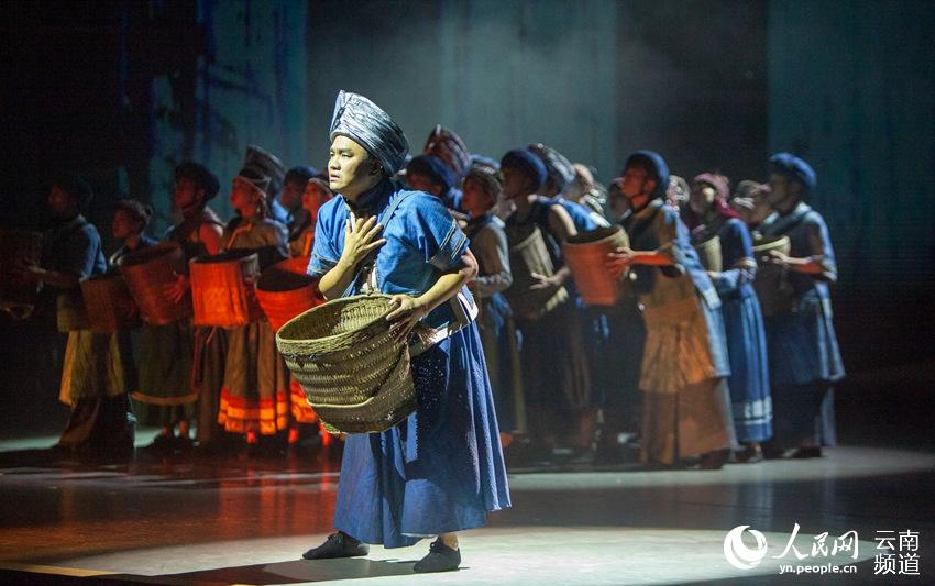 普洱市脫貧攻堅音樂舞蹈史詩《賓弄賽嗨》正式演出。（人民網 虎遵會 攝）