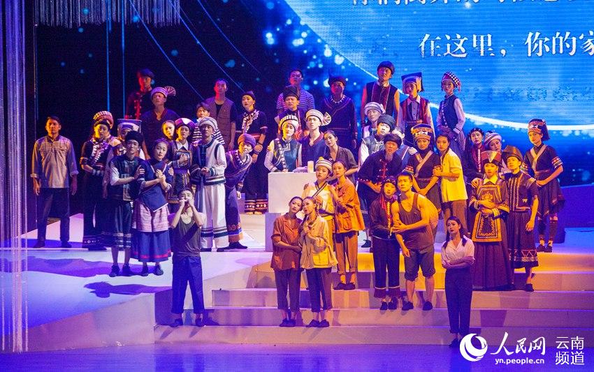 普洱市脫貧攻堅音樂舞蹈史詩《賓弄賽嗨》正式演出。（人民網 虎遵會 攝）