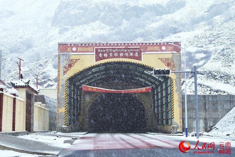 海拔4300米的香稻公路格咱隧道段大雪紛飛。（人民網 劉怡 攝）