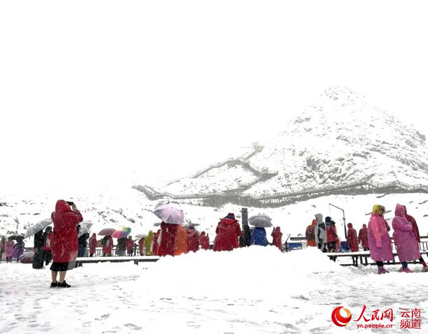 10月21日，玉龍雪山迎來降雪，積雪厚度達6厘米，雪景絕美，游人盡情暢游。攝影：和學乾