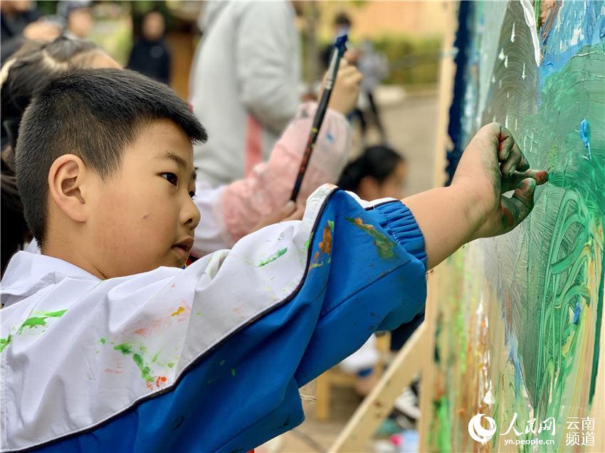 孩子們正在畫自己的家鄉。（人民網 曾智慧 攝）
