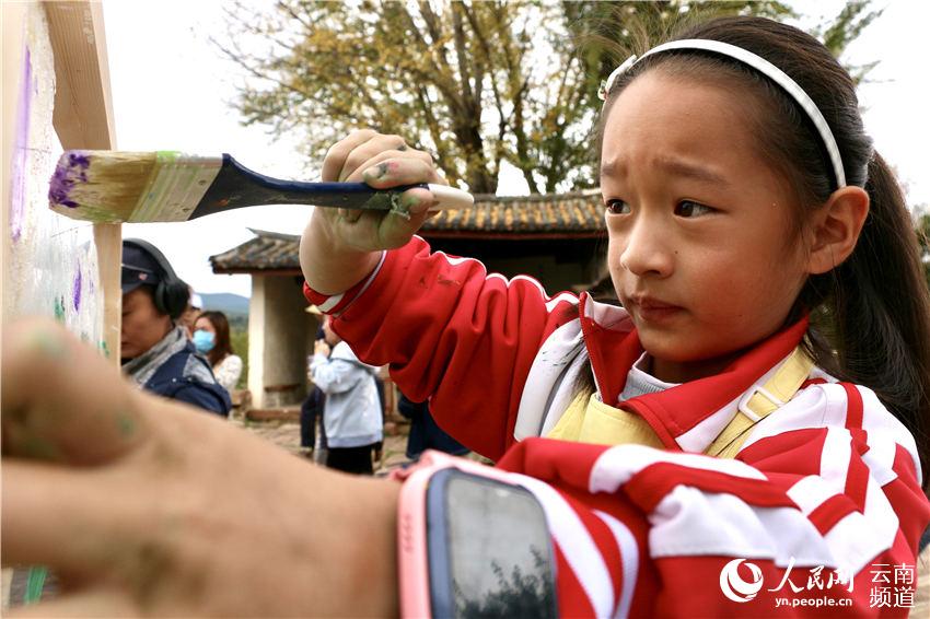 孩子們正在畫自己的家鄉。（人民網 曾智慧 攝）