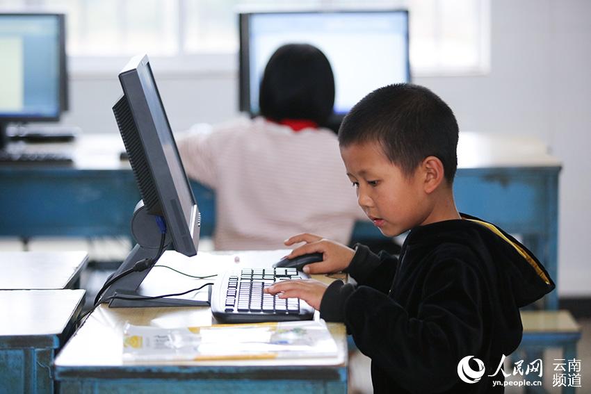 茨營完小的學生在上電腦課。（人民網 李發興 攝）