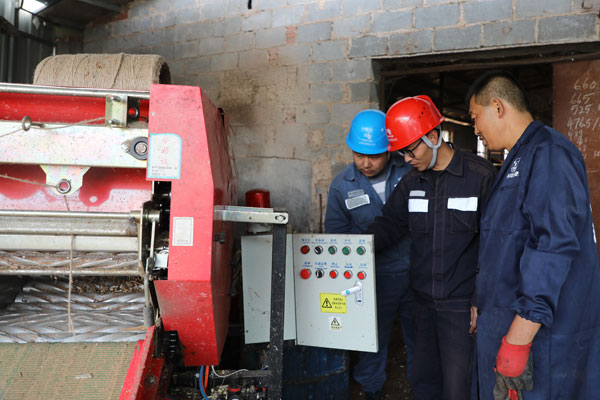 電力工人指導養殖場人員正確使用機器設備。攝影：杜明彥