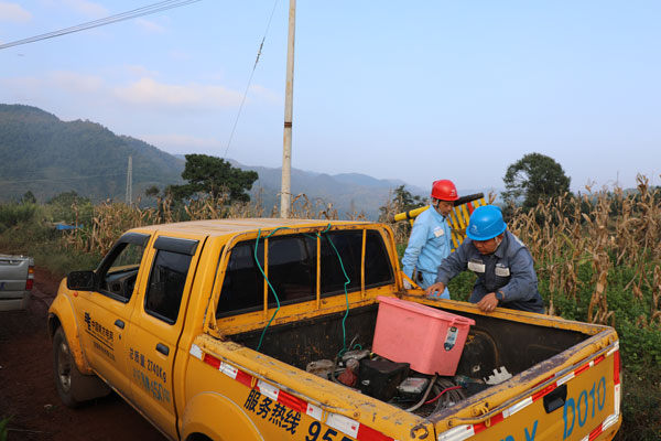 為村民提供供電服務的電力人。攝影：杜明彥