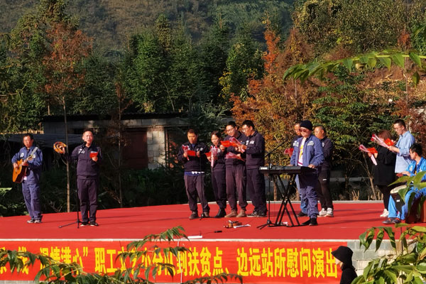 駐村隊員合唱《我們和你在一起》  攝影：楊嘉勤
