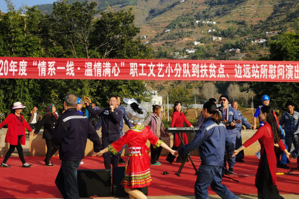 歌伴舞《撤退的歌》，由赫茲分貝樂隊與村民一起載歌載舞。攝影：劉雨