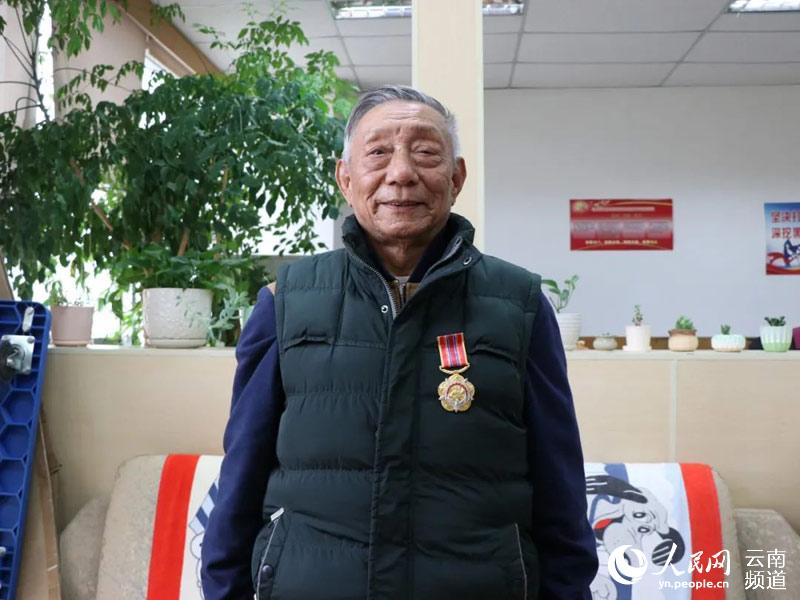 孔祥衛接受“中國人民志願軍抗美援朝出國作戰70周年”紀念章。（孔祥衛供圖）