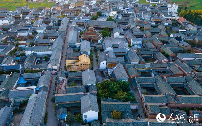 圖為航拍下的中國歷史文化名村——東蓮花村。（人民網 虎遵會 攝）