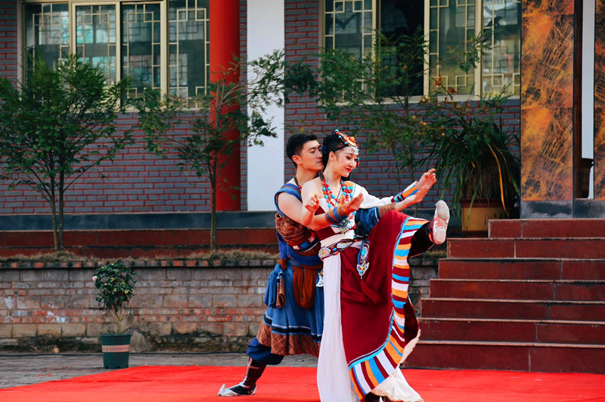 中央民族歌舞團到雲南鎮沅演出。鎮沅縣委宣傳部供圖 