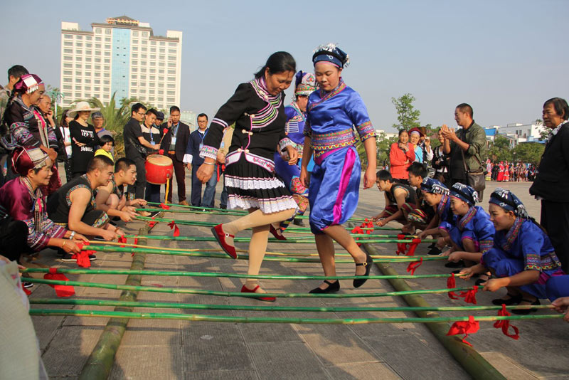 丘北壯族“三月三”跳起竹杆舞。攝影：張德華