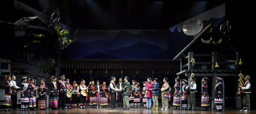 原創話劇《農民院士》在雲南省大劇院首演。雲南省大劇院供圖