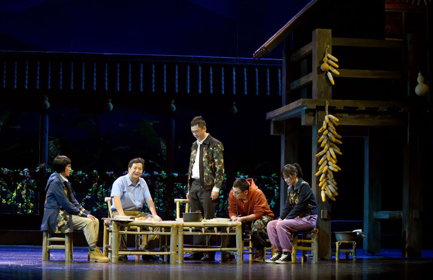 原創話劇《農民院士》在雲南省大劇院首演。雲南省大劇院供圖