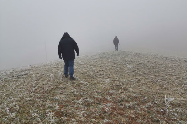 1月8日，海拔2200米，零下3.7攝氏度，雲裡霧裡冰裡，高原保電人員始終“在路上”。（周利奎、劉艷嬌 攝）