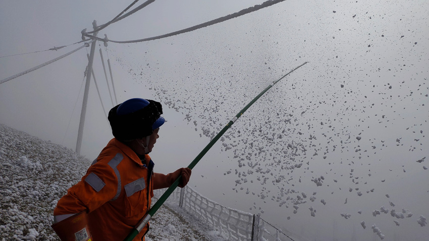 1月10日，工作人員在永善縣10千伏富慶線T石碉支線進行現場人工除冰。（雲南電網供圖）