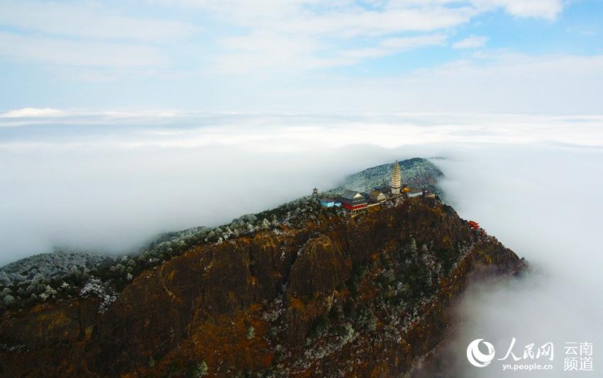 雞足山霧凇和雲海奇觀。（吳鬆江 攝）