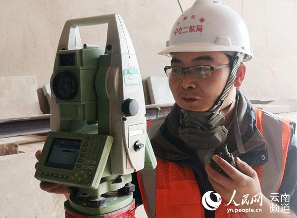 施工人員在隧道內開展測量作業。（李帥 攝）