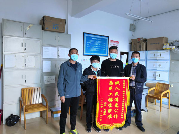 兩名農民工代表錦旗送到思茅區勞動保障執法監察大隊監察員手中。