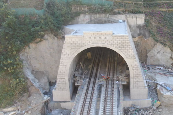 中老昆萬鐵路第一長隧無砟軌道施工完成