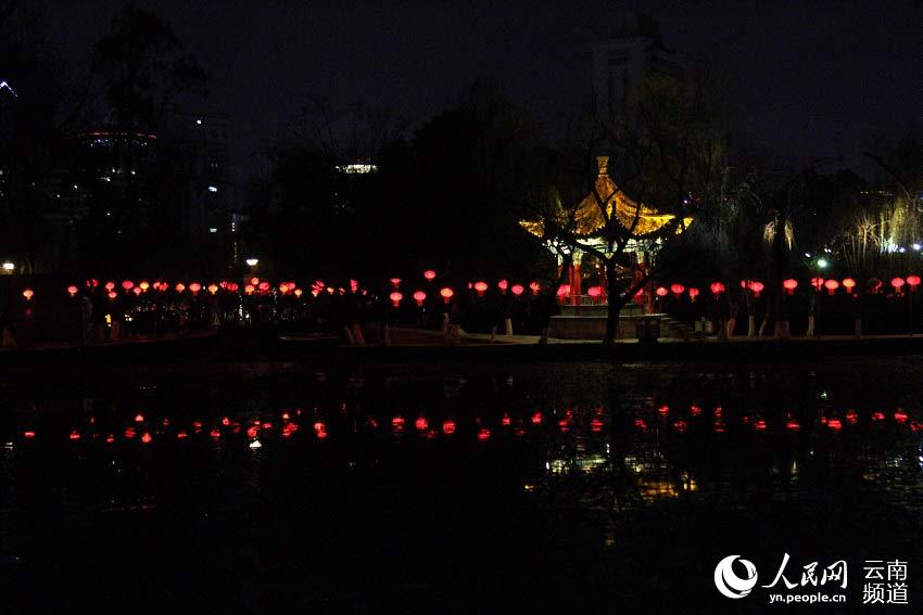 翠湖公園燈展讓春城的夜更迷離動人。人民網 劉怡攝