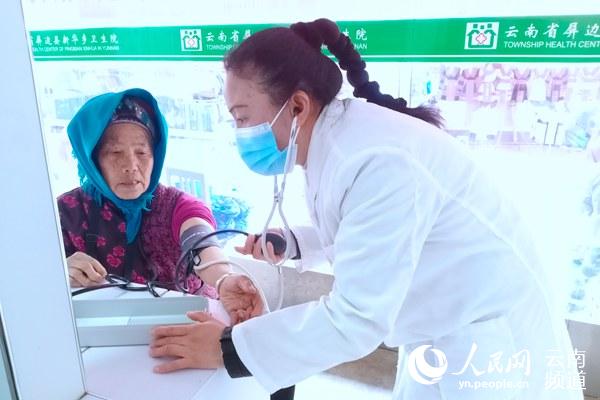 杨莲英正在给村民测量血压。受访者供图