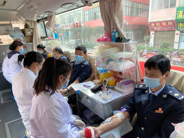 “學雷鋒日”，麗江市稅務部門開展無償獻血志願服務活動。王藝穎攝