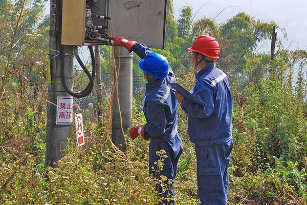 西盟供電局為美麗鄉村建設添磚加瓦。