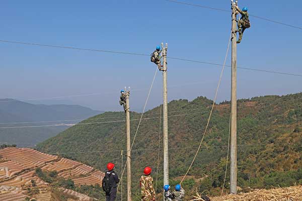 西盟供電局為美麗鄉村建設添磚加瓦。