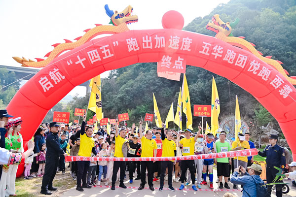 “五华跑团 3月悦跑”活动在昆明市五华区西翥街道云花谷景区举行。
