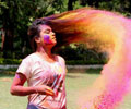印度慶祝洒紅節洒紅節也叫胡裡節，人們在節日期間互相涂抹顏料，載歌載舞迎接春天的到來。