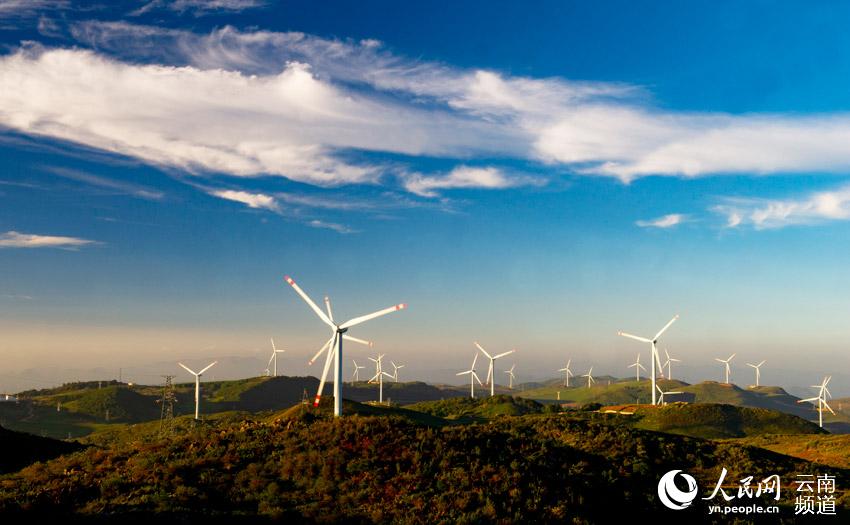 雲南省丘北縣羊雄山風電場的風力發電機迎風轉動。熊平祥攝