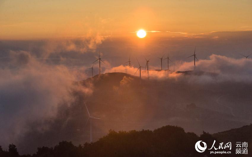 雲南省丘北縣羊雄山風電場的風力發電機迎風轉動。熊平祥攝