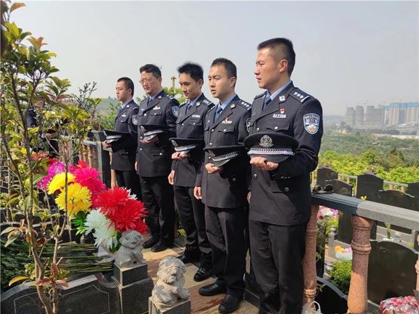 昆明五華分局開展清明緬懷英烈活動。賈銳攝
