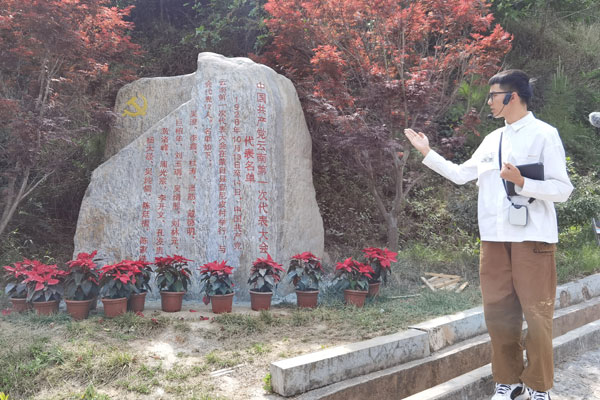 盧金福正在作講解。