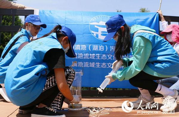 志願者正對撈魚河水體進行eDNA採樣。人民網 曾智慧攝