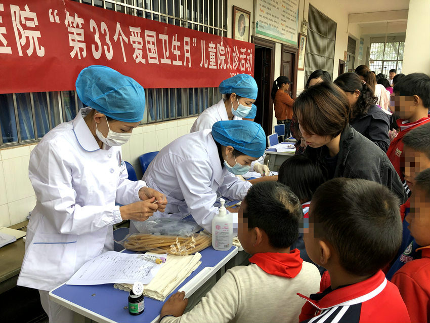 医务人员为孩子们体检。景东县委宣传部供图