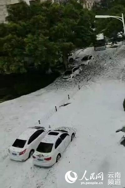 大雨和冰雹突襲雲南文山。文山市融媒體中心供圖