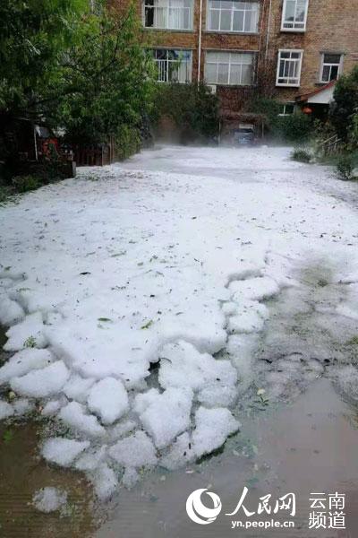 大雨和冰雹突襲雲南文山。文山市融媒體中心供圖