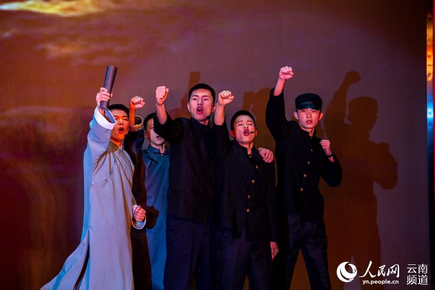 聽青年民警講紅色故事。昆明市公安局供圖
