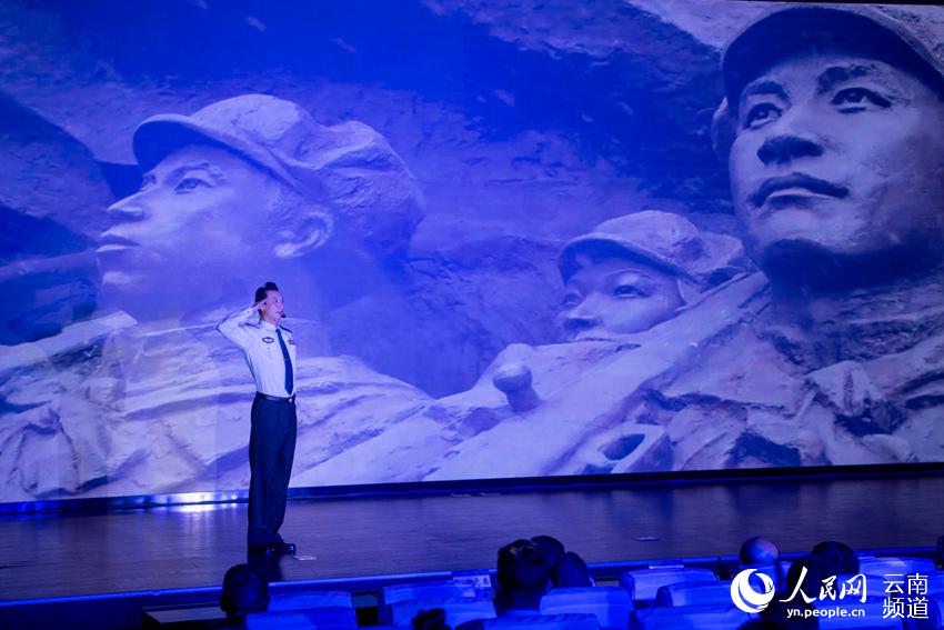 聽青年民警講紅色故事。昆明市公安局供圖