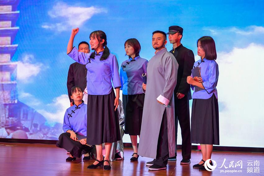 聽青年民警講紅色故事。昆明市公安局供圖