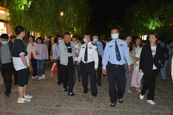 丽江市副市长、市公安局局长田锐文率队到丽江大研古城实地检查指导“五一”旅游高峰安保工作。
