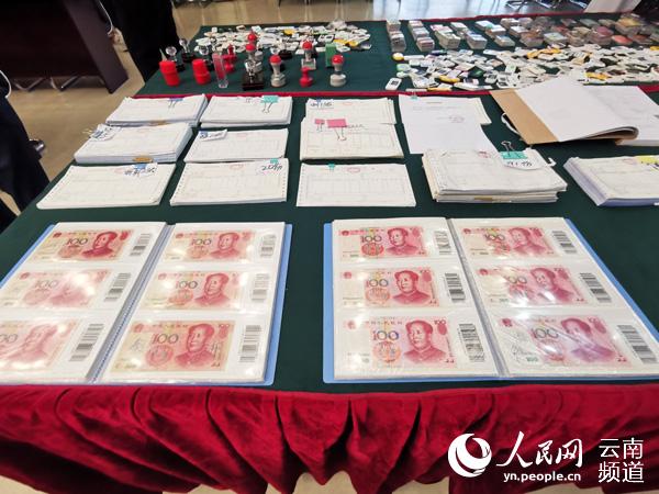 雲南公安經偵部門打擊經濟犯罪查獲的假幣、發票。人民網 符皓攝。