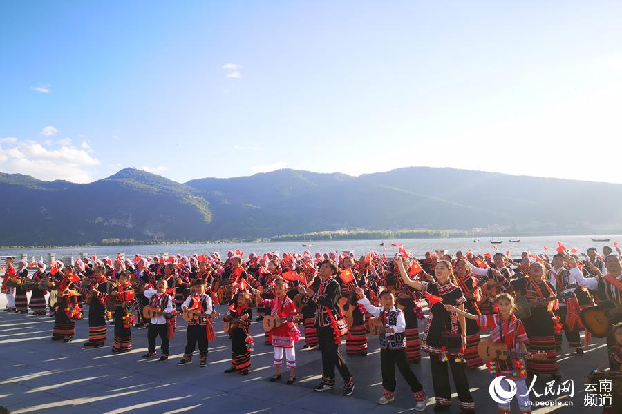 瀾滄縣組織200名拉祜族群眾到海埂大壩開展快閃活動。周青青攝