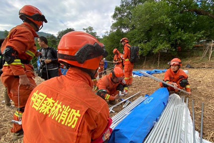 “消防員哥哥很辛苦 我要和你們一起救援”雲南省森林消防總隊大理支隊進入漾濞縣蒼山西鎮大地埂黎家自然村開展救援，並搭建救災帳篷，黎家村的一名小朋友黎德有主動加入搭建帳篷行列，幫助消防員撐杆、搭蓬布。【詳細】 