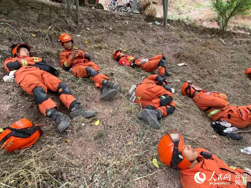 一夜沒有休息的雲南省森林消防總隊大理支隊指戰員們躺在空曠處補覺。贏光萬攝